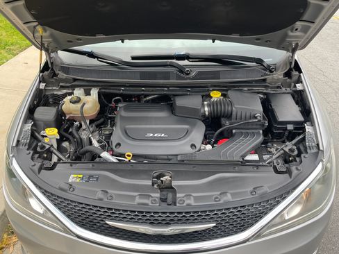 Used 2017 Chrysler Pacifica Touring-L FWD image 12