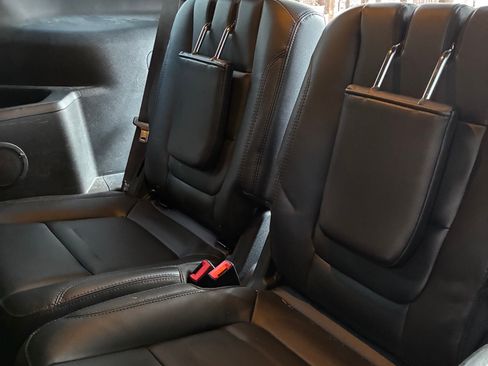 Used 2017 Ford Explorer XLT w/ Equipment Group 202A image 8