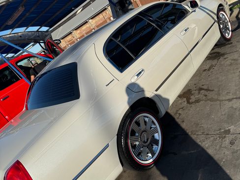 Used 2006 Lincoln Town Car Signature L image 2