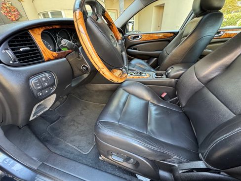 Used 2005 Jaguar XJ8 image 13