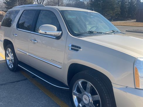 Used 2011 Cadillac Escalade Luxury image 2
