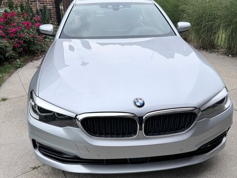 Used 2019 BMW 530e xDrive AWD/4WD image 2
