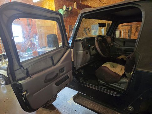 Used 1998 Jeep Wrangler SE image 10