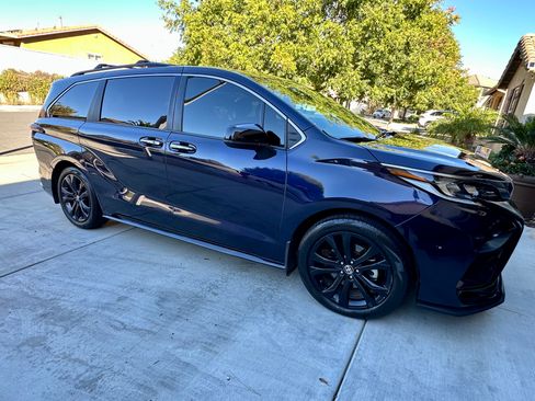 Used 2021 Toyota Sienna XSE image 2