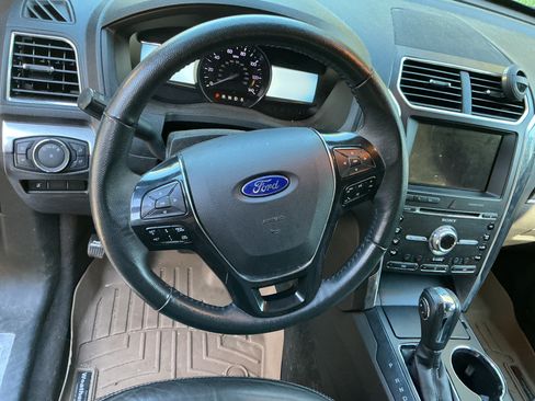 Used 2018 Ford Explorer Limited w/ Equipment Group 301A AWD/4WD image 10