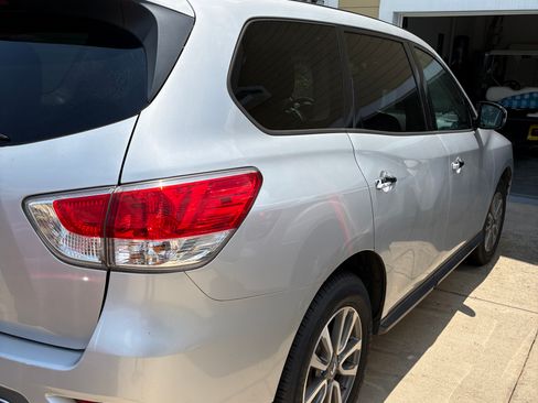 Used 2013 Nissan Pathfinder S FWD image 2