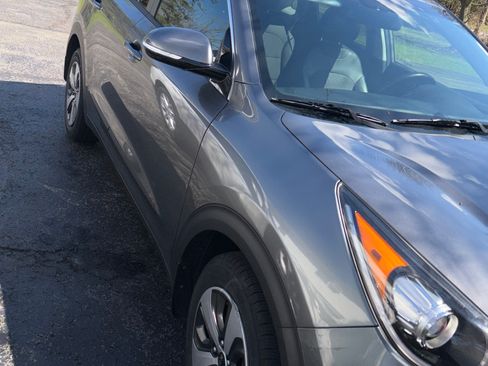 Used 2017 Kia Niro EX FWD image 1