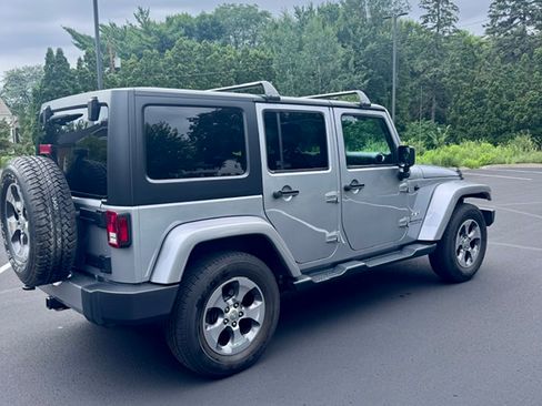Used 2016 Jeep Wrangler Unlimited Sahara w/ Connectivity Group AWD/4WD image 5