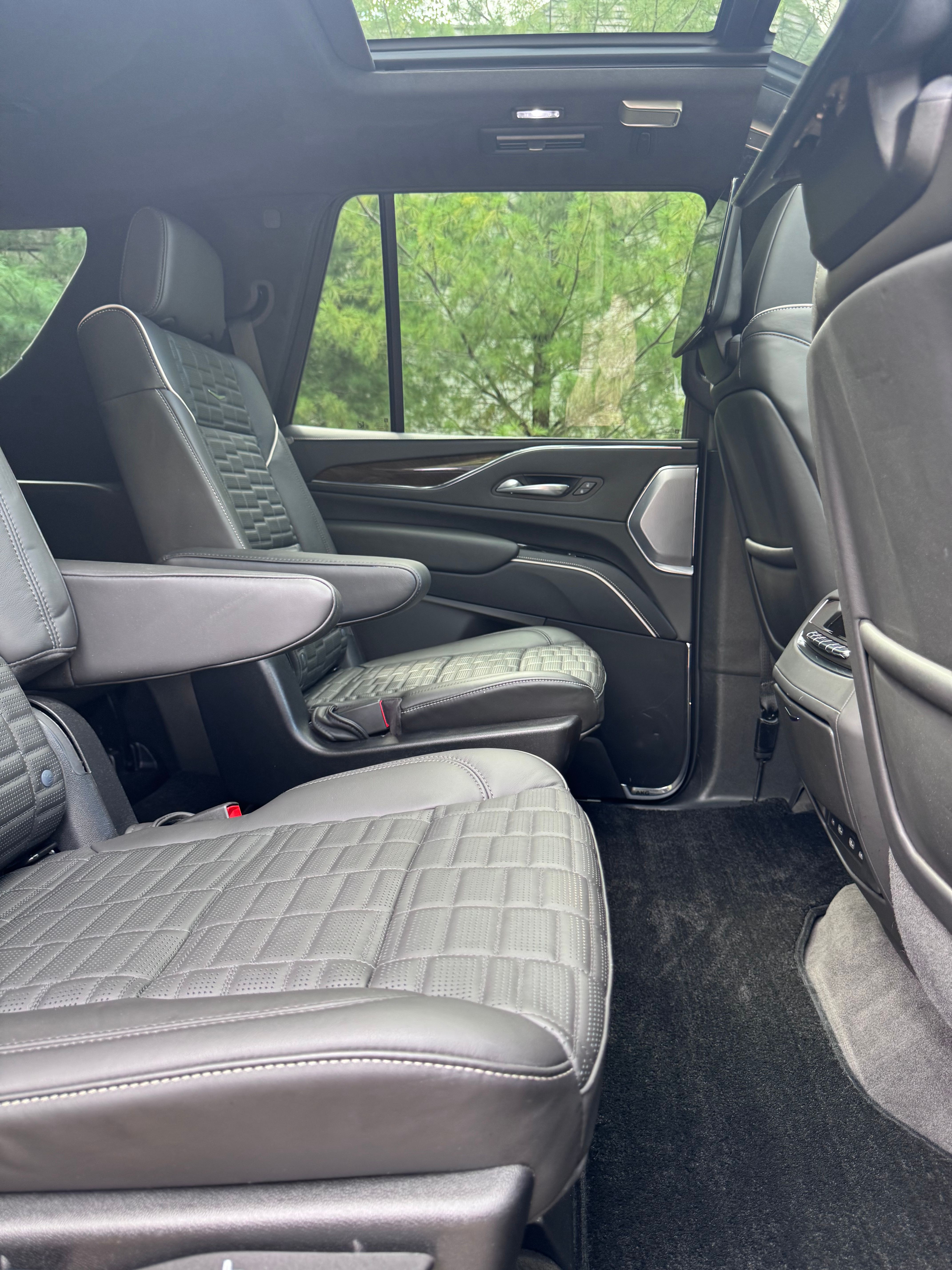 Used 2024 Cadillac Escalade Sport Platinum w/ LPO, ONYX Package AWD/4WD image 10