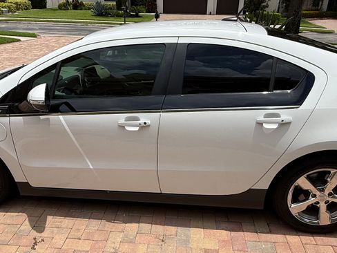Used 2013 Chevrolet Volt Premium w/ Premium Trim Package FWD image 10