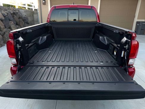 Used 2017 Toyota Tacoma TRD Sport w/ Tow Package image 9