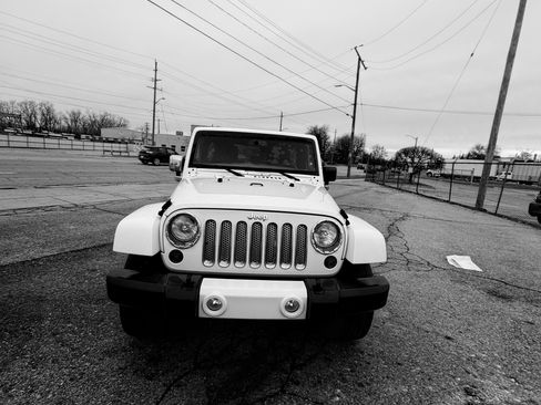 Used 2013 Jeep Wrangler Unlimited Sahara w/ Dual Top Group image 9