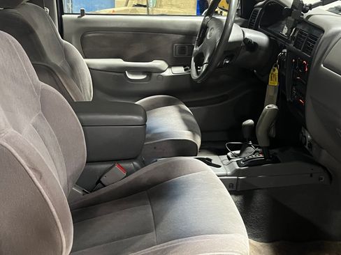 Used 2001 Toyota Tacoma Limited image 11
