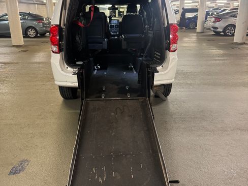 Used 2019 Dodge Grand Caravan GT image 2