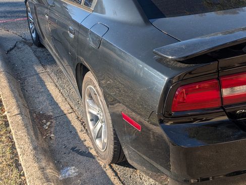 Used 2013 Dodge Charger SE w/ Sport Appearance Group image 2