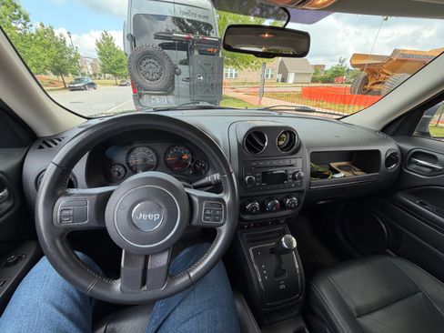 Used 2017 Jeep Patriot High Altitude FWD image 9