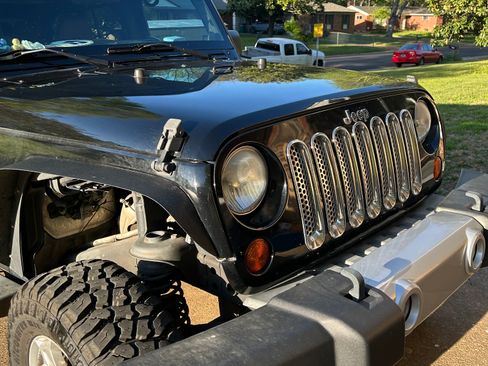 Used 2012 Jeep Wrangler Unlimited Sahara w/ Connectivity Group image 11