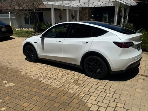 Used 2020 Tesla Model Y Long Range AWD/4WD image 1