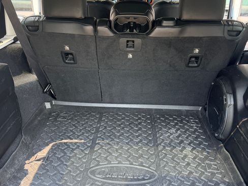 Used 2018 Jeep Wrangler Unlimited Sahara AWD/4WD image 16