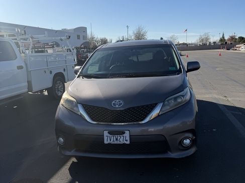 Used 2017 Toyota Sienna SE Premium image 10