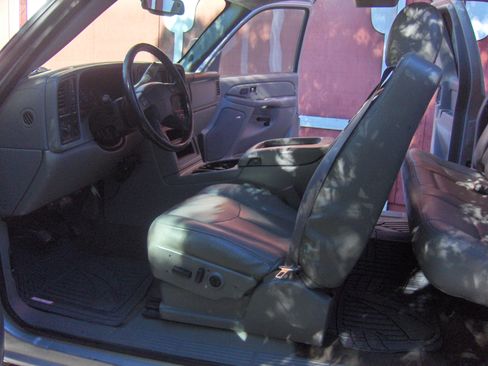 Used 2006 Chevrolet Silverado 2500 LT w/ Heavy-Duty Power Package image 17