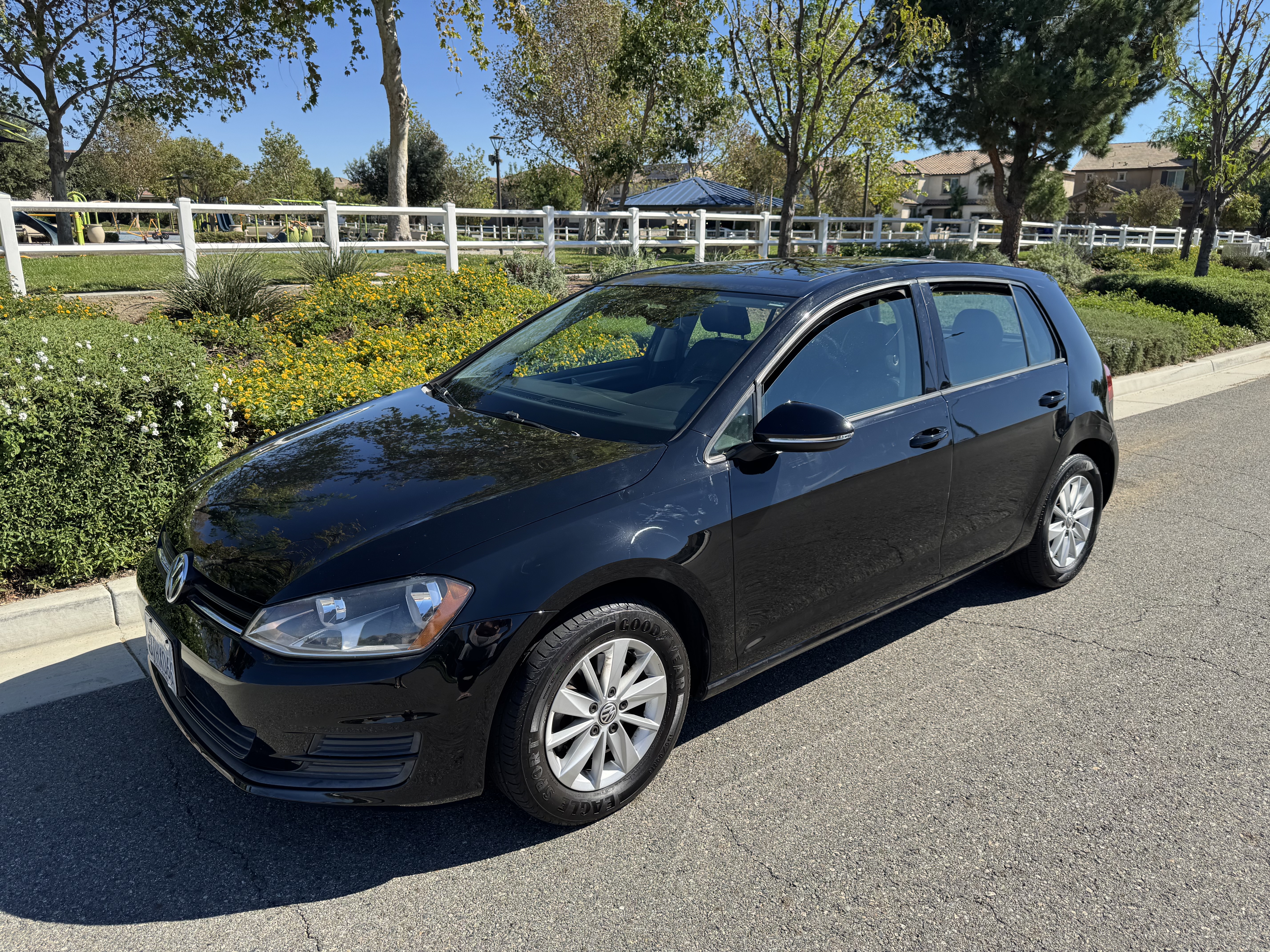 Used 2015 Volkswagen Golf S FWD image 1