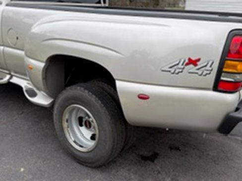 Used 2005 GMC Sierra 3500 SLT w/ Heavy-Duty Power Package image 2