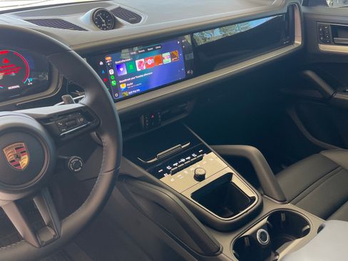 Used 2026 Porsche Cayenne Sport Utility 4D image 12