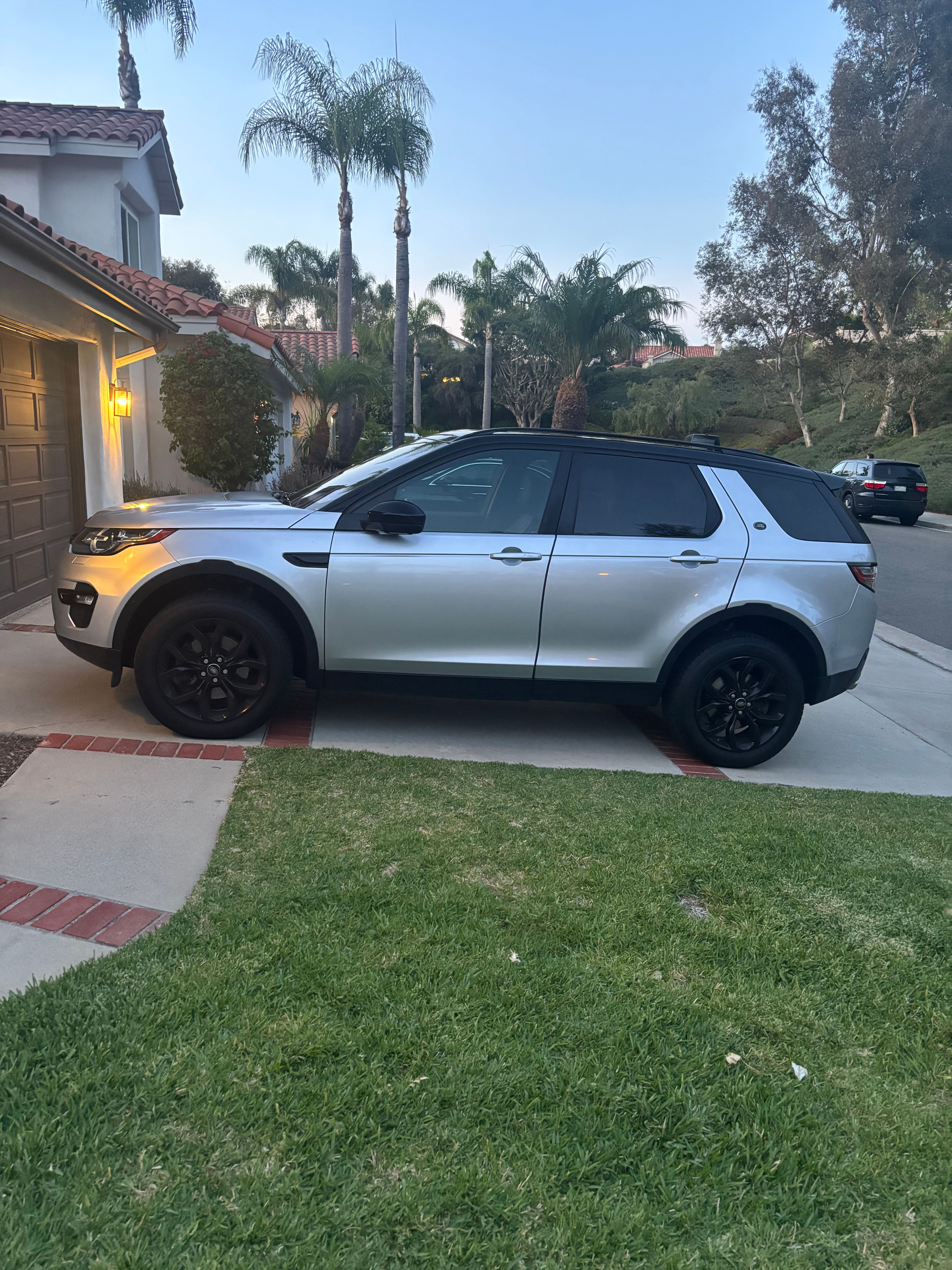 Used 2018 Land Rover Discovery Sport HSE AWD/4WD image 2