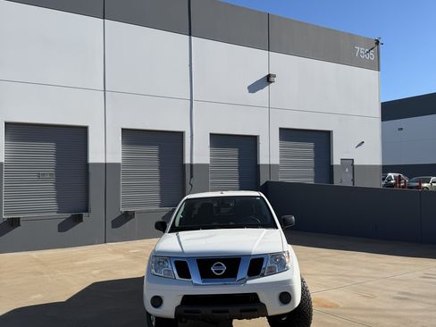 Used 2017 Nissan Frontier SV image 2