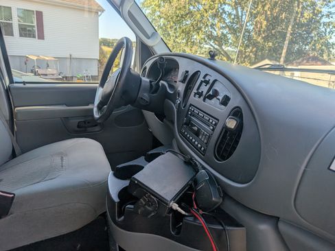 Used 2006 Ford E-150 and Econoline 150 XLT Van 3D image 8