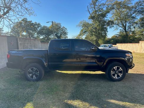 Used 2018 Toyota Tacoma TRD Sport image 4