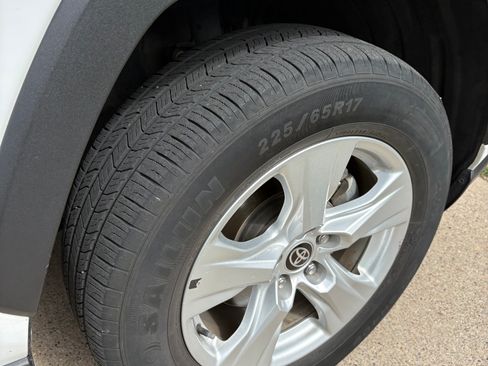 Used 2021 Toyota RAV4 XLE AWD/4WD image 9