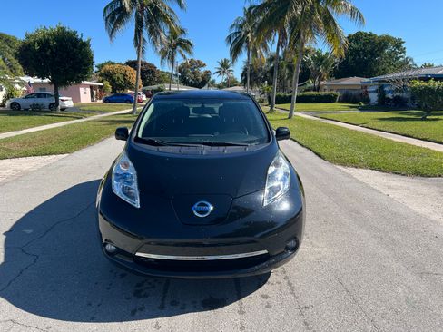 Used 2015 Nissan Leaf SL w/ Premium Package image 2