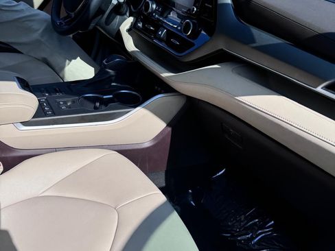 Used 2020 Toyota Highlander XLE image 8