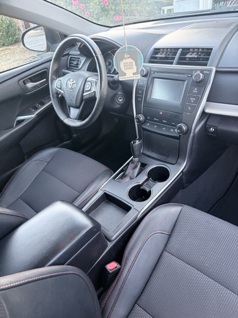 Used 2017 Toyota Camry SE w/ Moonroof Package FWD image 2