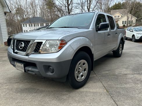 Used 2018 Nissan Frontier SV image 1