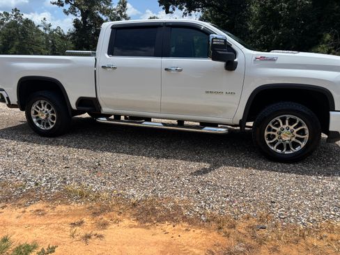 Used 2025 Chevrolet Silverado 2500 LT w/ Z71 Chrome Sport Edition AWD/4WD image 12