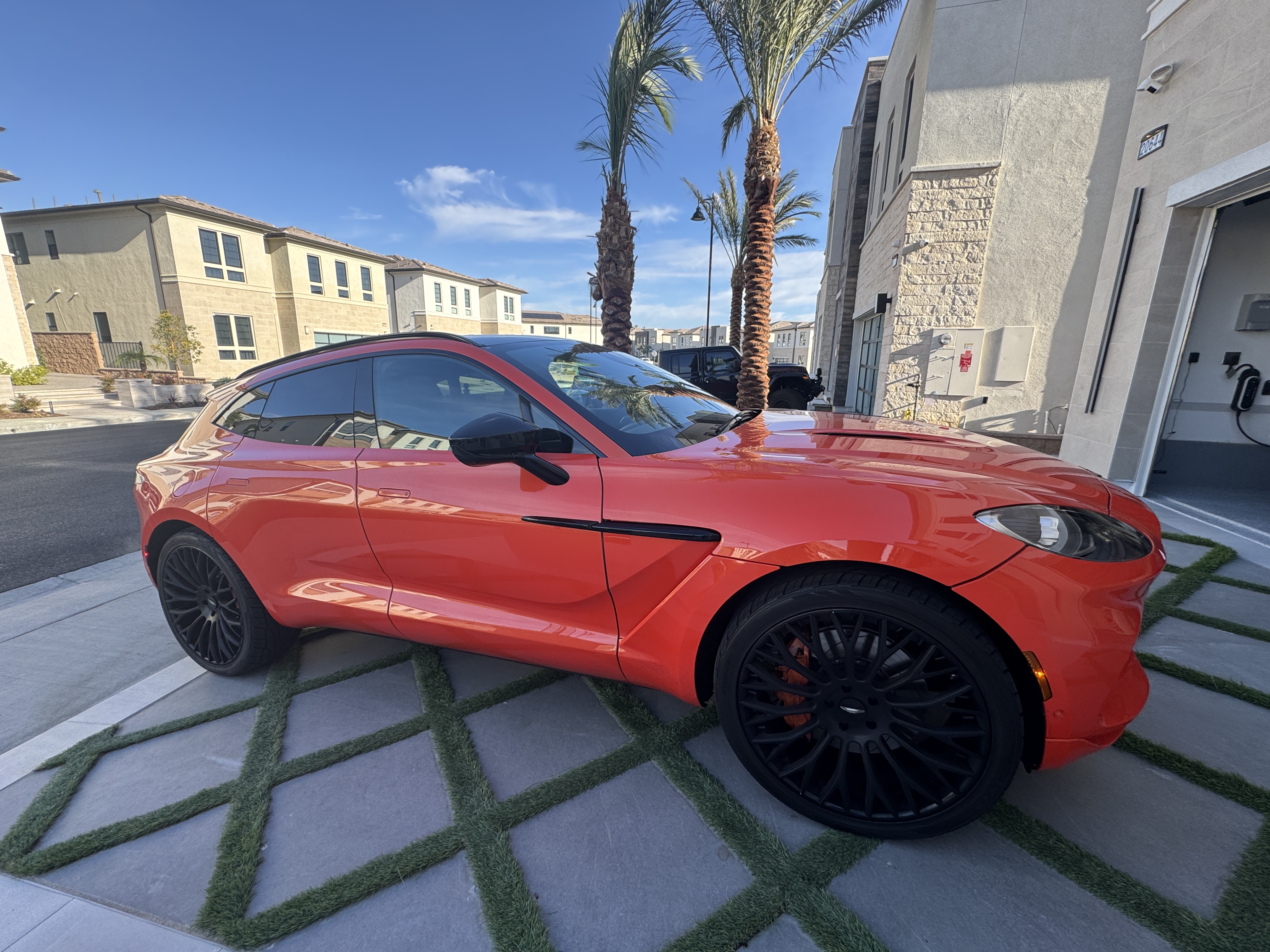 Used 2023 Aston Martin DBX AWD/4WD image 5