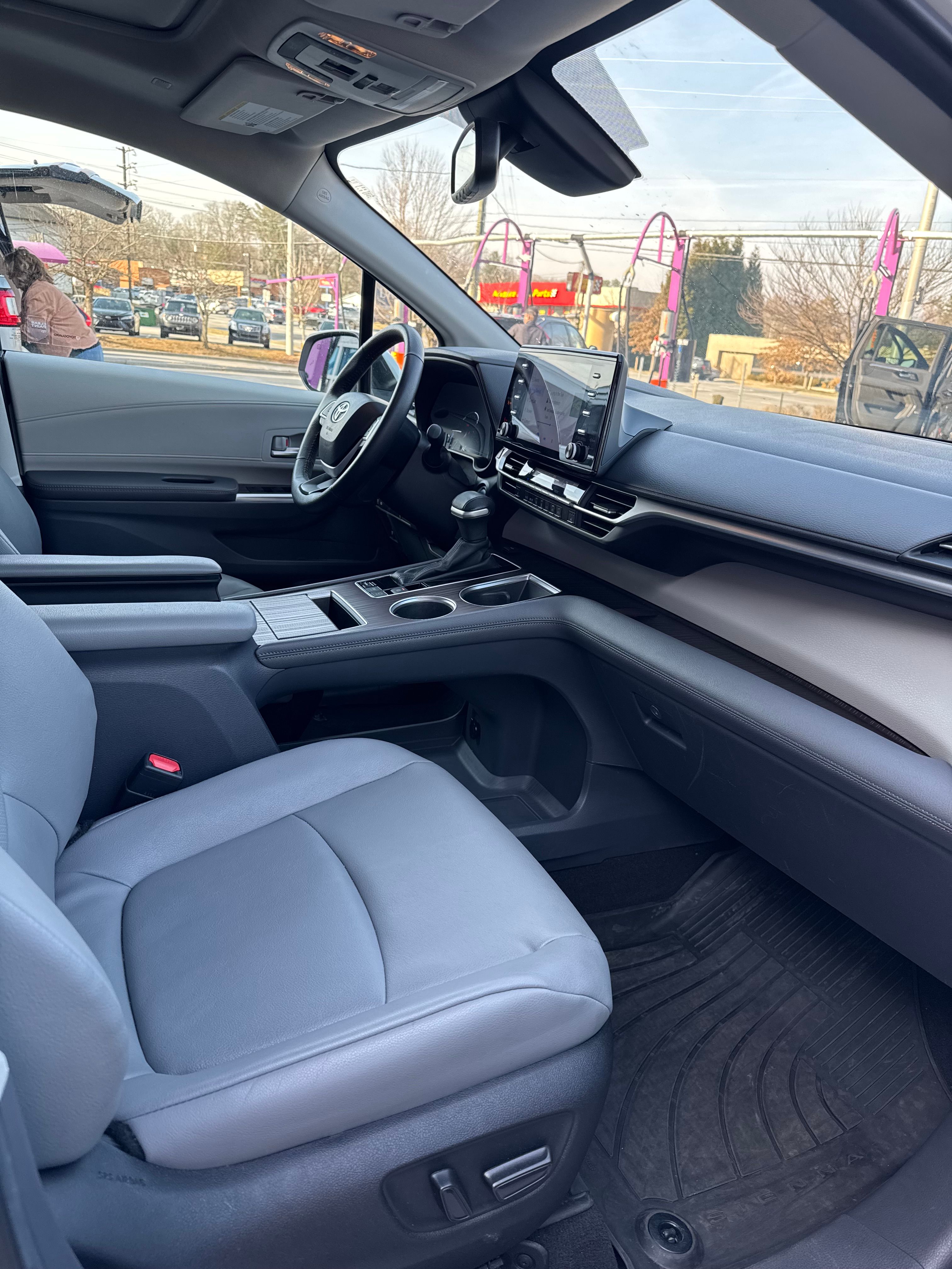 Used 2023 Toyota Sienna XLE FWD image 18