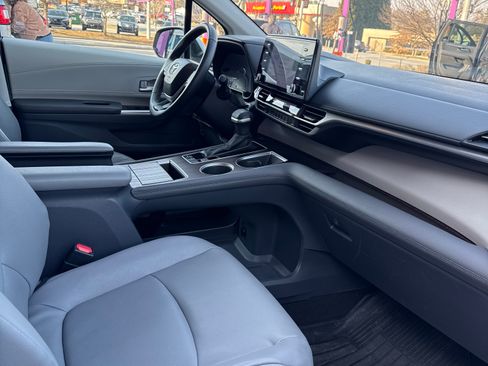 Used 2023 Toyota Sienna XLE FWD image 18