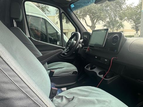 Used 2021 Mercedes-Benz Sprinter 2500 image 6