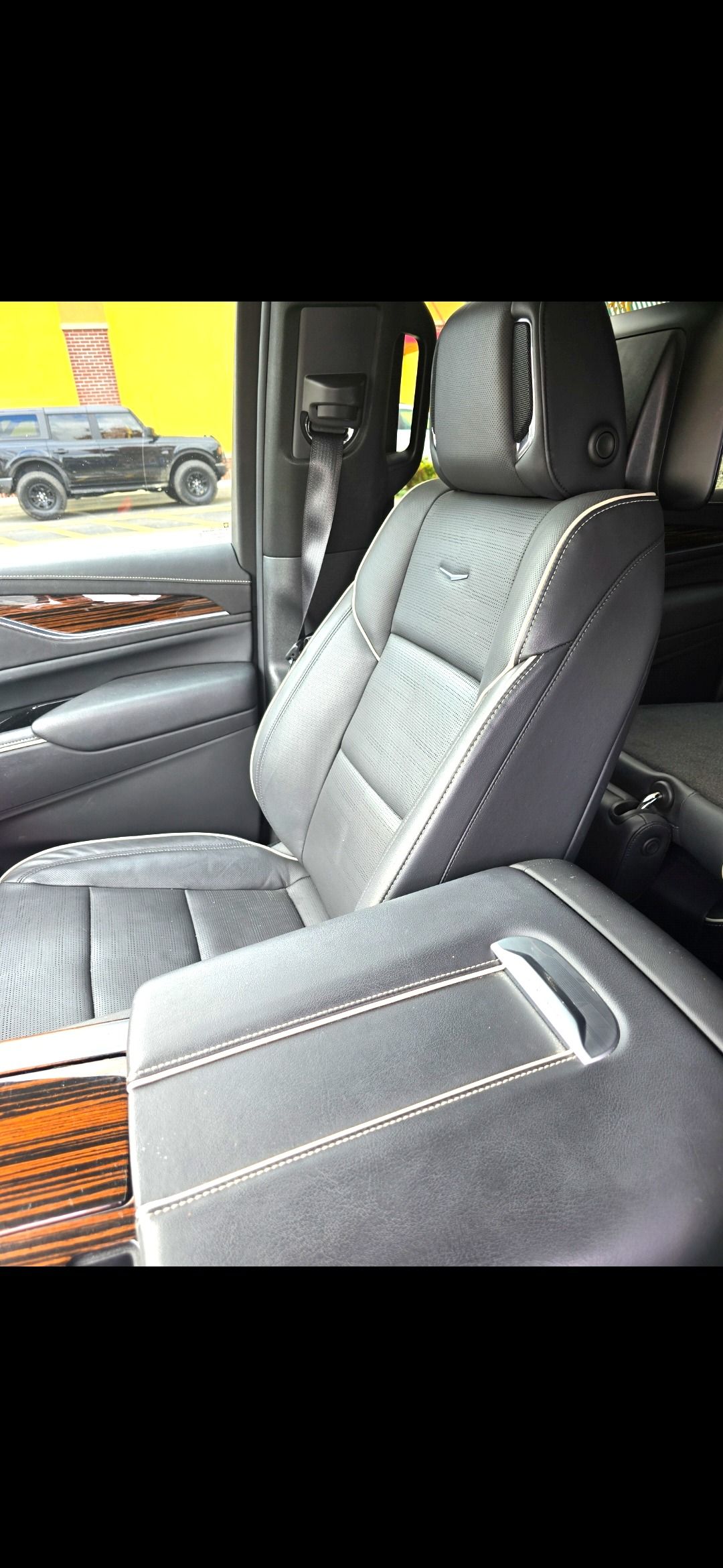 Used 2023 Cadillac Escalade ESV Premium Luxury w/ LPO, Floor Liner Package AWD/4WD image 9