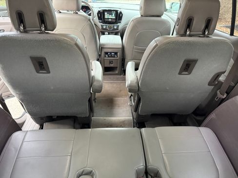 Used 2018 Chevrolet Traverse LT image 9