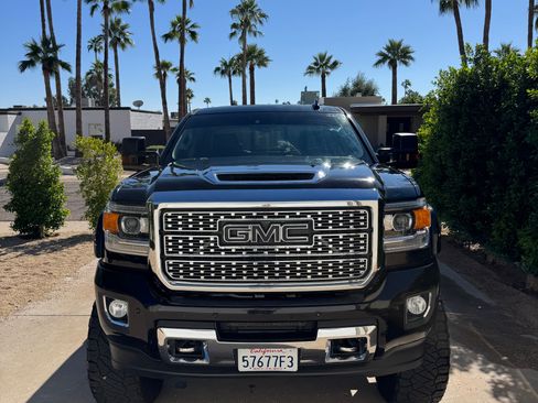 Used 2019 GMC Sierra 2500 Denali w/ Duramax Plus Package AWD/4WD image 4