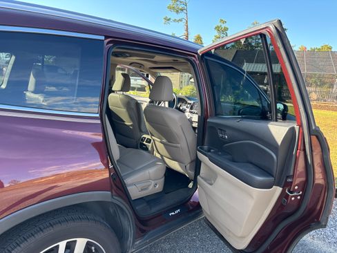 Used 2018 Honda Pilot Touring image 10