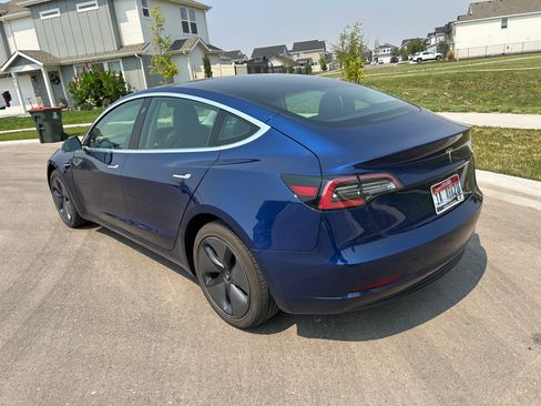 Used 2019 Tesla Model 3 Mid Range RWD image 9