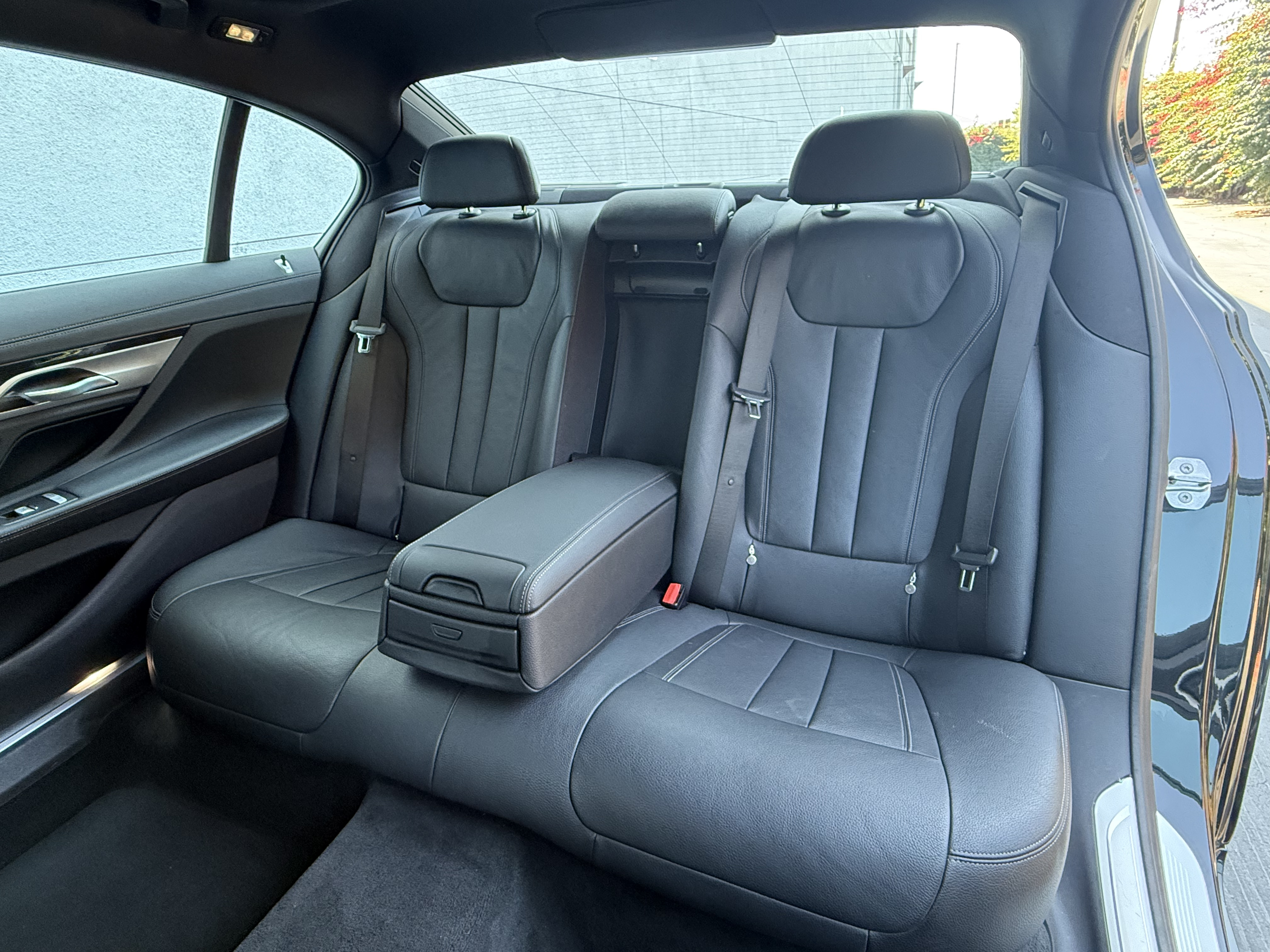Used 2019 BMW 740i w/ M Sport Package RWD image 9