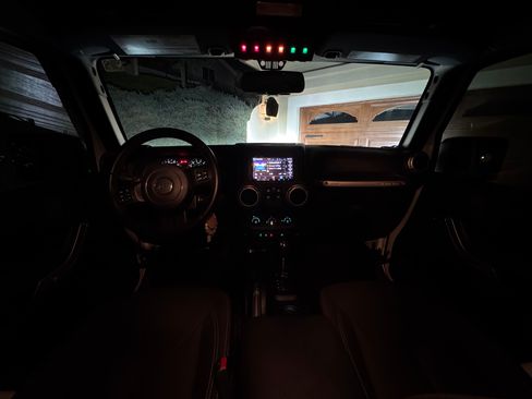 Used 2017 Jeep Wrangler Unlimited Sahara w/ Connectivity Group image 28