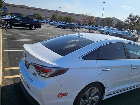 Used 2017 Hyundai Sonata Plug-In Hybrid image 2